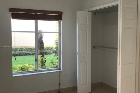 Townhouse in Doral, Florida 4 bedrooms, 140 sq.m. № 1970793 - photo 3