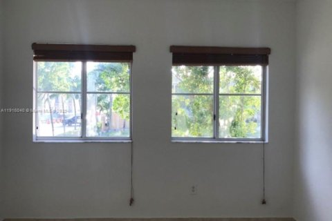 Townhouse in Doral, Florida 4 bedrooms, 140 sq.m. № 1970793 - photo 9