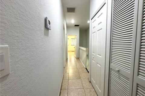 Townhouse in Doral, Florida 4 bedrooms, 140 sq.m. № 1970793 - photo 18