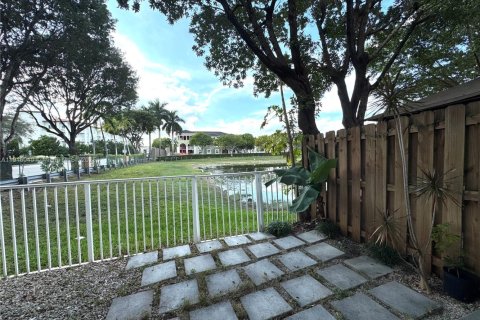 Townhouse in Doral, Florida 4 bedrooms, 140 sq.m. № 1970793 - photo 19