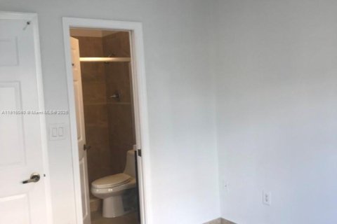 Townhouse in Doral, Florida 4 bedrooms, 140 sq.m. № 1970793 - photo 4