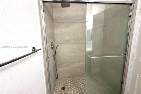 Townhouse in Doral, Florida 4 bedrooms, 140 sq.m. № 1970793 - photo 17