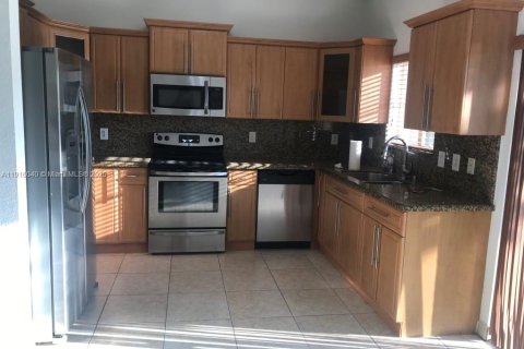 Townhouse in Doral, Florida 4 bedrooms, 140 sq.m. № 1970793 - photo 6