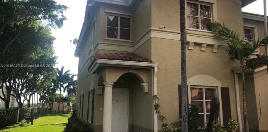 Townhouse in Doral, Florida 4 bedrooms, 140 sq.m. № 1970793