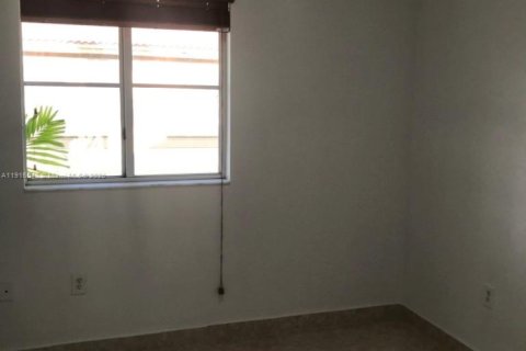 Townhouse in Doral, Florida 4 bedrooms, 140 sq.m. № 1970793 - photo 13