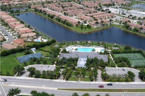 Townhouse in Doral, Florida 4 bedrooms, 140 sq.m. № 1970793 - photo 15