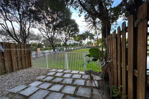 Townhouse in Doral, Florida 4 bedrooms, 140 sq.m. № 1970793 - photo 20