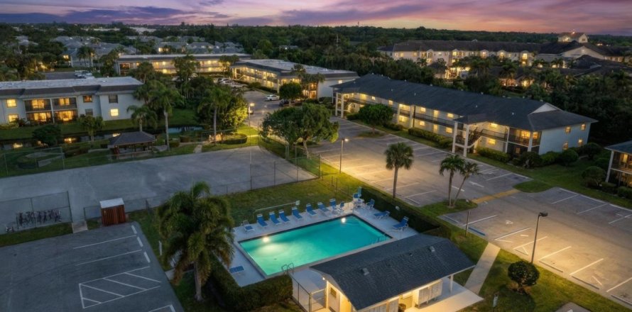 Condo in Stuart, Florida, 3 bedrooms  № 2078749