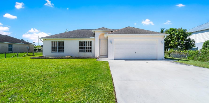 House in Okeechobee, Florida 3 bedrooms, 144.46 sq.m. № 2088123