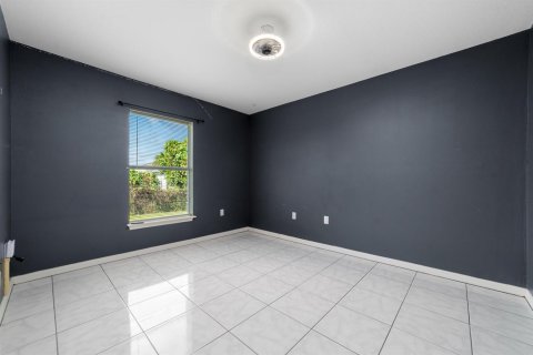 House in Okeechobee, Florida 3 bedrooms, 144.46 sq.m. № 2088123 - photo 17
