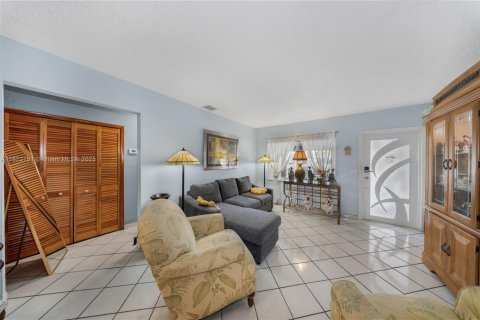 Casa en venta en Hialeah, Florida, 5 dormitorios, 174.28 m2 № 1788602 - foto 25