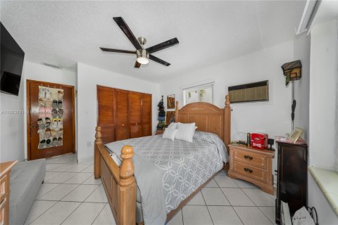 Casa en venta en Hialeah, Florida, 5 dormitorios, 174.28 m2 № 1788602 - foto 17