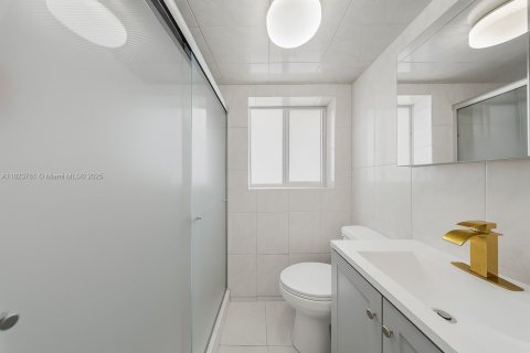 Casa en venta en Hialeah, Florida, 5 dormitorios, 174.28 m2 № 1788602 - foto 20
