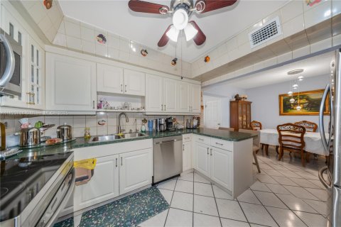 Casa en venta en Hialeah, Florida, 5 dormitorios, 174.28 m2 № 1788602 - foto 4