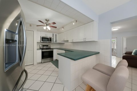 Casa en venta en Hialeah, Florida, 5 dormitorios, 174.28 m2 № 1788602 - foto 30