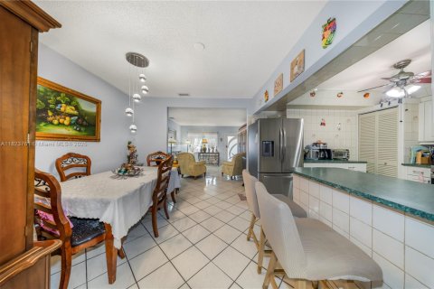 Casa en venta en Hialeah, Florida, 5 dormitorios, 174.28 m2 № 1788602 - foto 10