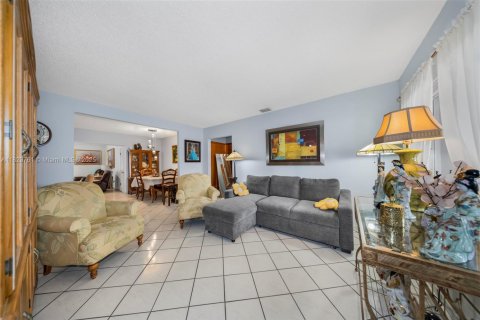 Casa en venta en Hialeah, Florida, 5 dormitorios, 174.28 m2 № 1788602 - foto 26