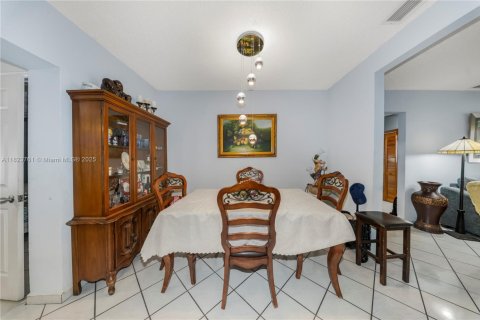 Casa en venta en Hialeah, Florida, 5 dormitorios, 174.28 m2 № 1788602 - foto 27