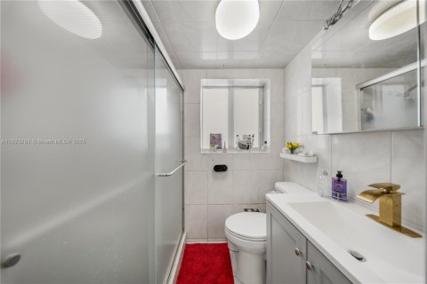 Casa en venta en Hialeah, Florida, 5 dormitorios, 174.28 m2 № 1788602 - foto 21