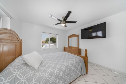 Casa en venta en Hialeah, Florida, 5 dormitorios, 174.28 m2 № 1788602 - foto 18