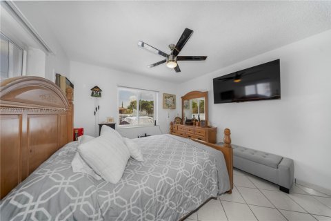Casa en venta en Hialeah, Florida, 5 dormitorios, 174.28 m2 № 1788602 - foto 19