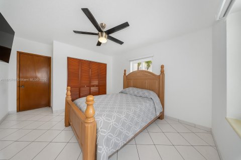 Casa en venta en Hialeah, Florida, 5 dormitorios, 174.28 m2 № 1788602 - foto 16