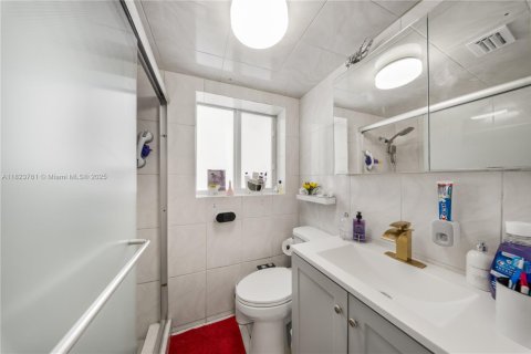 Casa en venta en Hialeah, Florida, 5 dormitorios, 174.28 m2 № 1788602 - foto 23