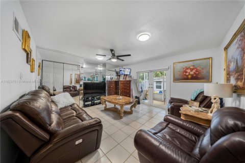 Casa en venta en Hialeah, Florida, 5 dormitorios, 174.28 m2 № 1788602 - foto 7