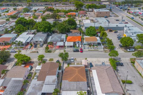Casa en venta en Hialeah, Florida, 5 dormitorios, 174.28 m2 № 1788602 - foto 13