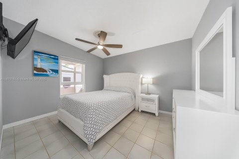 Casa en venta en Hialeah, Florida, 5 dormitorios, 174.28 m2 № 1788602 - foto 11