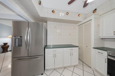 Casa en venta en Hialeah, Florida, 5 dormitorios, 174.28 m2 № 1788602 - foto 5