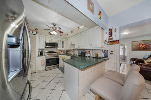 Casa en venta en Hialeah, Florida, 5 dormitorios, 174.28 m2 № 1788602 - foto 2
