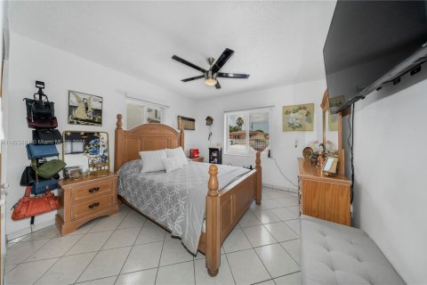 Casa en venta en Hialeah, Florida, 5 dormitorios, 174.28 m2 № 1788602 - foto 15
