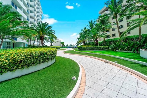 Снять в аренду квартиру в Майами-Бич, Флорида 52.95м2, № 2063892 - фото 19