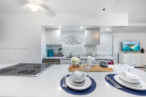 Снять в аренду квартиру в Майами-Бич, Флорида 52.95м2, № 2063892 - фото 11