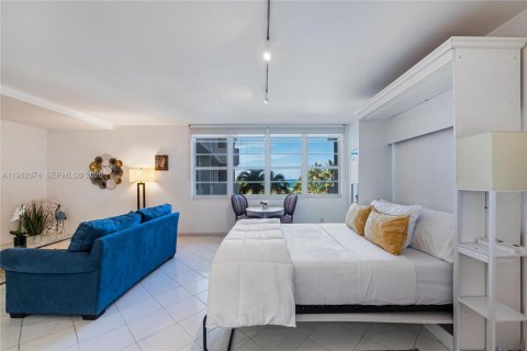 Снять в аренду квартиру в Майами-Бич, Флорида 52.95м2, № 2063892 - фото 2