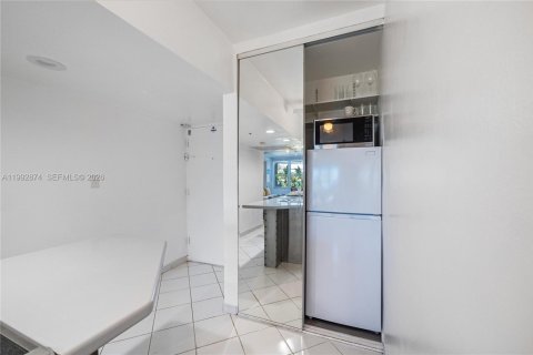 Снять в аренду квартиру в Майами-Бич, Флорида 52.95м2, № 2063892 - фото 13