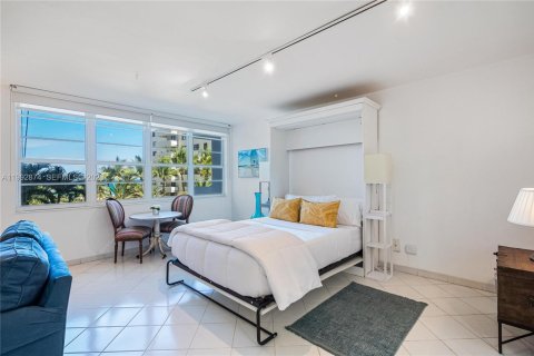 Снять в аренду квартиру в Майами-Бич, Флорида 52.95м2, № 2063892 - фото 3