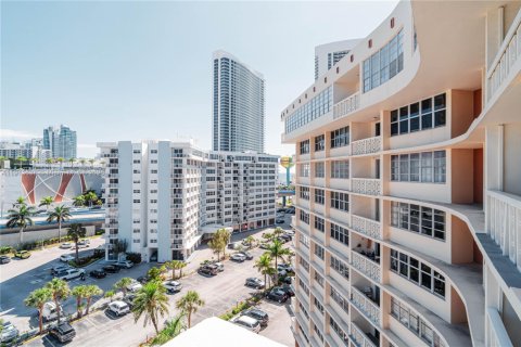 Copropriété à vendre à Hallandale Beach, Floride: 1 chambre, 72.46 m2 № 1968622 - photo 3