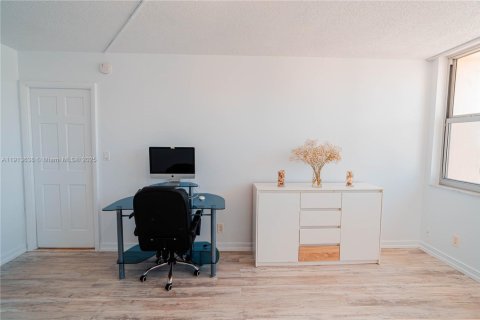 Copropriété à vendre à Hallandale Beach, Floride: 1 chambre, 72.46 m2 № 1968622 - photo 23