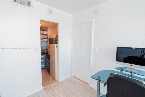 Copropriété à vendre à Hallandale Beach, Floride: 1 chambre, 72.46 m2 № 1968622 - photo 29