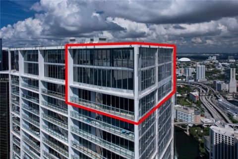 Copropriété à vendre à Miami, Floride: 5 chambres, 443.14 m2 № 1958245 - photo 1