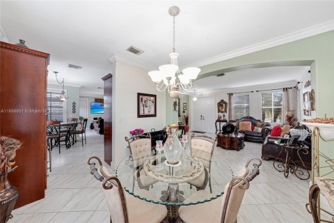 Villa ou maison à vendre à Miami, Floride: 4 chambres, 220.36 m2 № 1951134 - photo 4