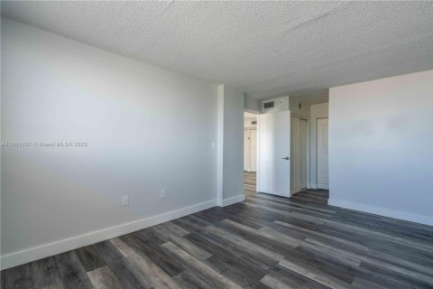 Снять в аренду квартиру в Майами-Бич, Флорида 2 спальни, 92.9м2, № 1951537 - фото 12