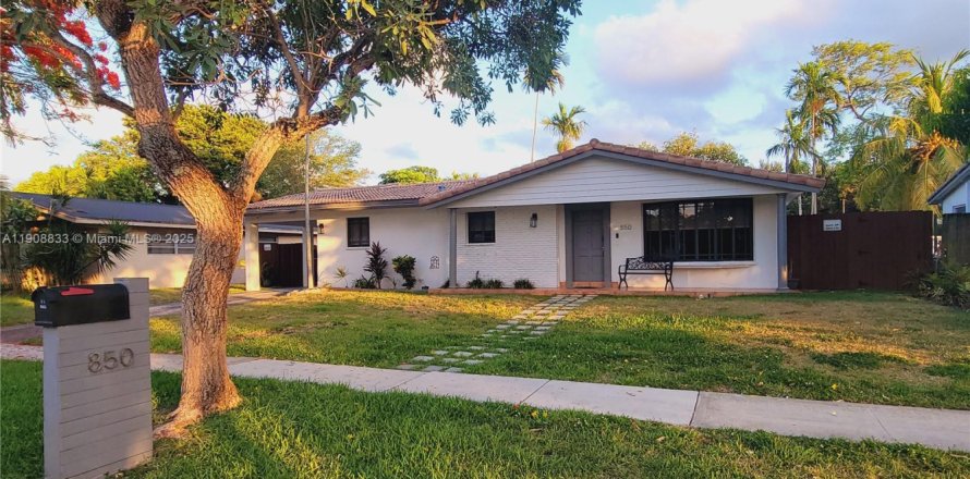 House in North Miami Beach, Florida 3 bedrooms, 150.32 sq.m. № 2012848