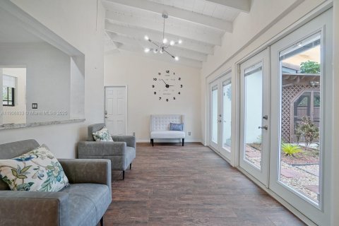 House in North Miami Beach, Florida 3 bedrooms, 150.32 sq.m. № 2012848 - photo 4