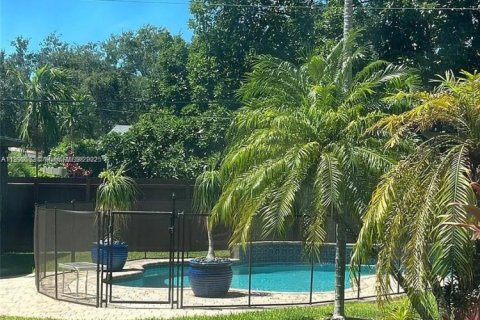 House in North Miami Beach, Florida 3 bedrooms, 150.32 sq.m. № 2012848 - photo 10