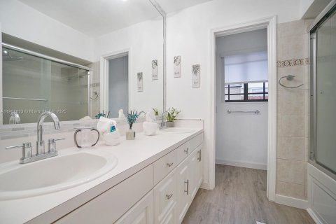 House in North Miami Beach, Florida 3 bedrooms, 150.32 sq.m. № 2012848 - photo 8