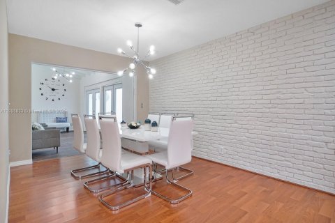 House in North Miami Beach, Florida 3 bedrooms, 150.32 sq.m. № 2012848 - photo 3