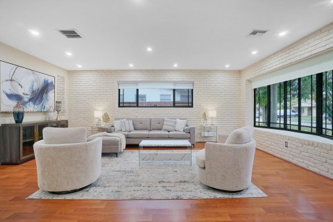 House in North Miami Beach, Florida 3 bedrooms, 150.32 sq.m. № 2012848 - photo 2